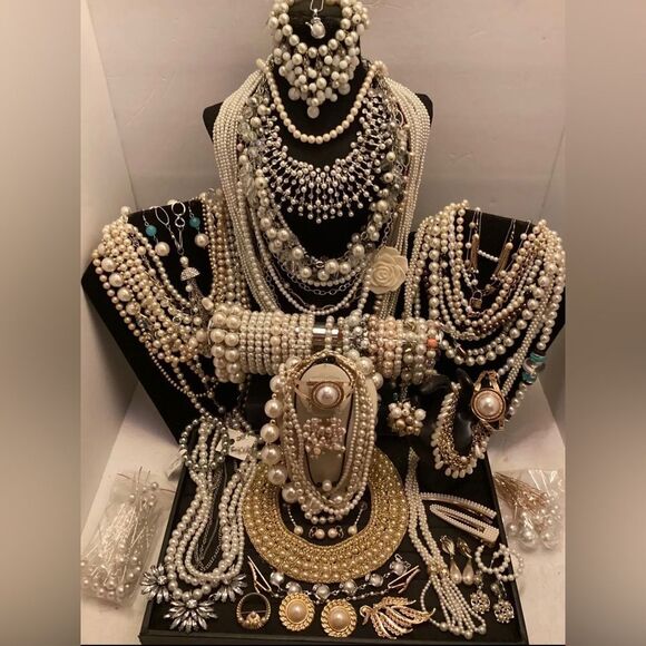 Huge 3 LB Vintage Modern Jewelry Lot- MYSTERY BOX! Estate Sale Designer - Picture 10 of 16